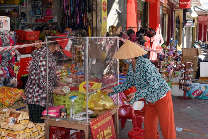 Nhiều người dân lơ là phòng dịch khi TP. Vinh quay lại thực hiện Chỉ thị 16. - Ảnh 6.