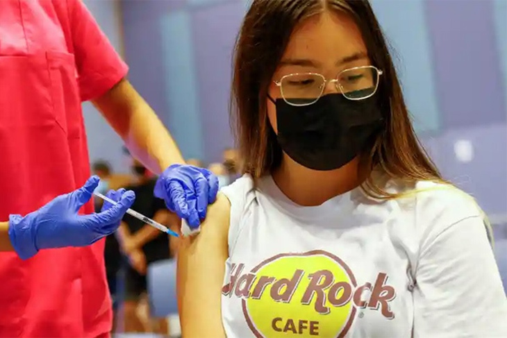 Bộ Y tế trả lời về việc tiêm vaccine phòng COVID-19 cho học sinh trung học phổ thông - Ảnh 1. Bộ Y tế trả lời về việc tiêm vaccine phòng COVID-19 cho học sinh trung học phổ thông - Ảnh 1.
