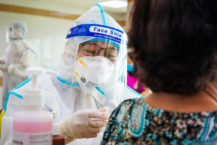 Tiêm vaccine phòng COVID-19 thuốc nào nên dùng thuốc nào phải tránh? - Ảnh 1.