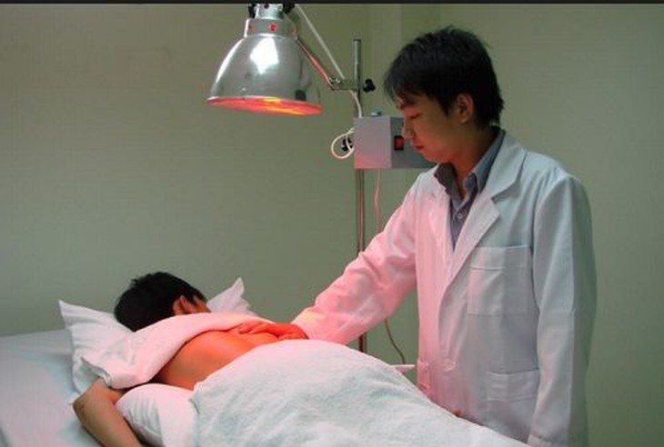 Sử dụng đèn hồng ngoại chữa bệnh cơ xương khớp thế nào? - Ảnh 1. Sử dụng đèn hồng ngoại chữa bệnh cơ xương khớp thế nào? - Ảnh 1.