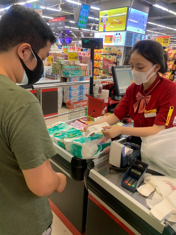 Nhiều người tiêu dùng đã hưởng quyền lợi từ gói bảo hiểm sức khỏe do VinMart/ VinMart+ tặng - Ảnh 1. Nhiều người tiêu dùng đã hưởng quyền lợi từ gói bảo hiểm sức khỏe do VinMart/ VinMart+ tặng - Ảnh 1.