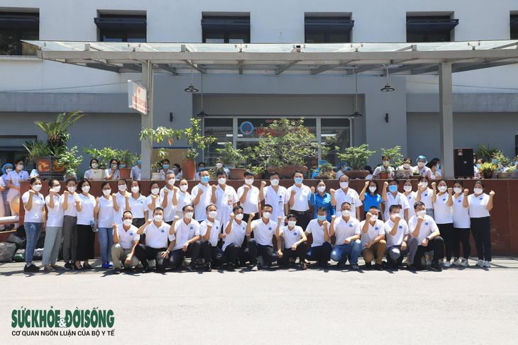 30 thầy thuốc BV Hữu Nghị vào Tiền Giang chống dịch - Ảnh 1.