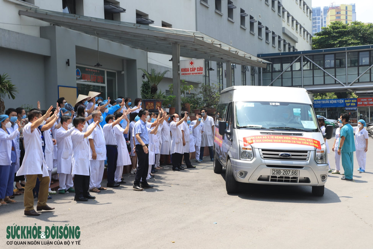30 thầy thuốc BV Hữu Nghị vào Tiền Giang chống dịch - Ảnh 2.