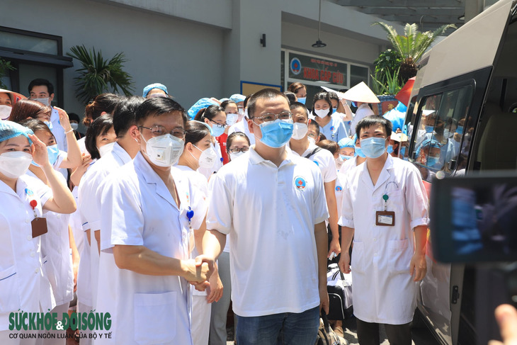 30 thầy thuốc BV Hữu Nghị vào Tiền Giang chống dịch - Ảnh 3.
