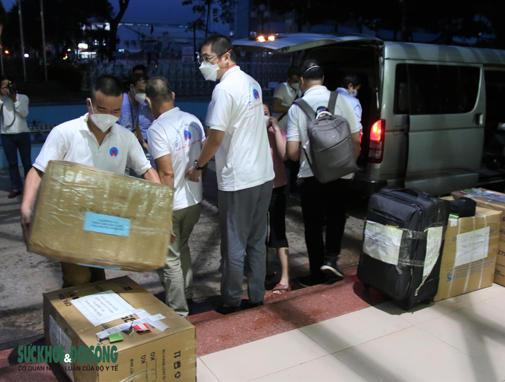 30 thầy thuốc BV Hữu Nghị vào Tiền Giang chống dịch - Ảnh 8.
