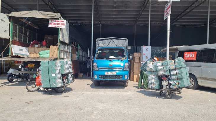 Hàng chục bãi xe vận tải hàng hóa tự phát hoạt động trong khu vực Cảng Hà Nội giữa cao điểm chống dịch COVID-19 - Ảnh 17.