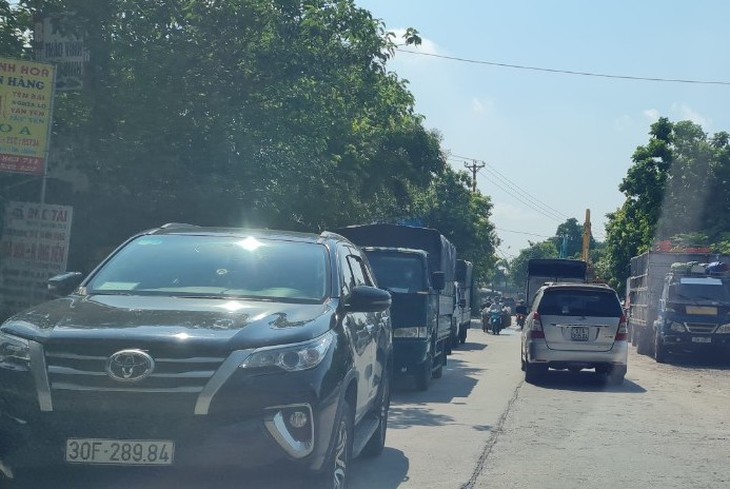 Hàng chục bãi xe vận tải hàng hóa tự phát hoạt động trong khu vực Cảng Hà Nội giữa cao điểm chống dịch COVID-19 - Ảnh 3.