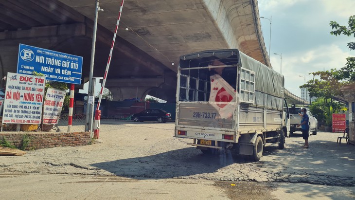 Hàng chục bãi xe vận tải hàng hóa tự phát hoạt động trong khu vực Cảng Hà Nội giữa cao điểm chống dịch COVID-19 - Ảnh 19.