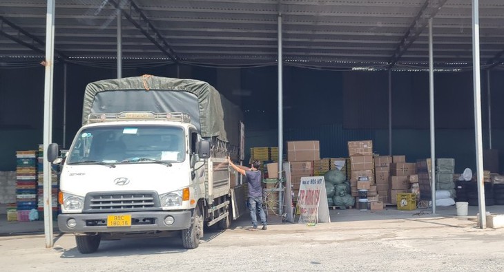 Hàng chục bãi xe vận tải hàng hóa tự phát hoạt động trong khu vực Cảng Hà Nội giữa cao điểm chống dịch COVID-19 - Ảnh 18.
