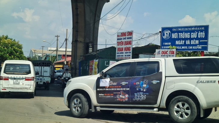 Hàng chục bãi xe vận tải hàng hóa tự phát hoạt động trong khu vực Cảng Hà Nội giữa cao điểm chống dịch COVID-19 - Ảnh 4.