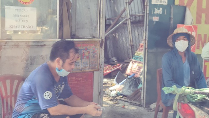 Hàng chục bãi xe vận tải hàng hóa tự phát hoạt động trong khu vực Cảng Hà Nội giữa cao điểm chống dịch COVID-19 - Ảnh 11.