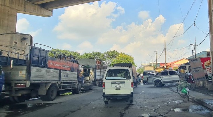 Hàng chục bãi xe vận tải hàng hóa tự phát hoạt động trong khu vực Cảng Hà Nội giữa cao điểm chống dịch COVID-19 - Ảnh 2.