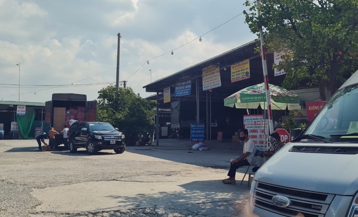 Hàng chục bãi xe vận tải hàng hóa tự phát hoạt động trong khu vực Cảng Hà Nội giữa cao điểm chống dịch COVID-19 - Ảnh 8.