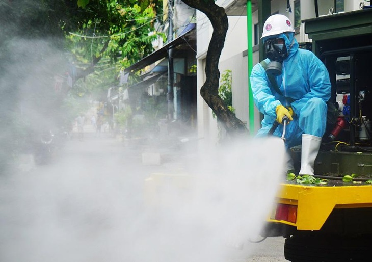 Bộ Y tế: Không phun hóa chất diệt khuẩn ngoài trời và vào người - Ảnh 1.