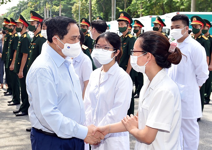 Thủ tướng Phạm Minh Chính gửi thư khen lực lượng tuyến đầu chống dịch COVID-19 - Ảnh 1.