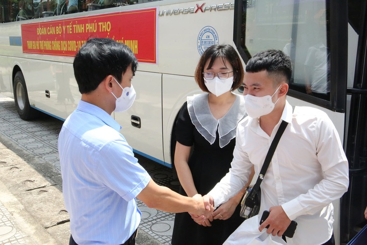 50 nhân viên y tế Phú Thọ "Nam tiến" chống dịch COVID-19 - Ảnh 2.