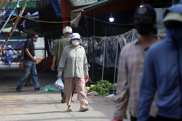 [Ảnh]: Chợ đầu mối phía Nam kiểm soát chặt ngày đầu mở cửa trở lại - Ảnh 11.