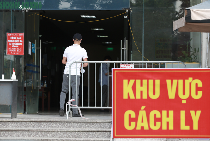Hà Nội: Gấp rút đưa F1 đi cách ly từ chung cư HH4C Linh Đàm sau khi phát hiện 13 ca nhiễm mới - Ảnh 4. Hà Nội: Gấp rút đưa F1 đi cách ly từ chung cư HH4C Linh Đàm sau khi phát hiện 13 ca nhiễm mới - Ảnh 4.