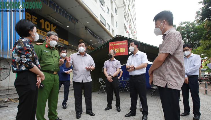 Hà Nội: Gấp rút đưa F1 đi cách ly từ chung cư HH4C Linh Đàm sau khi phát hiện 13 ca nhiễm mới - Ảnh 6. Hà Nội: Gấp rút đưa F1 đi cách ly từ chung cư HH4C Linh Đàm sau khi phát hiện 13 ca nhiễm mới - Ảnh 6.