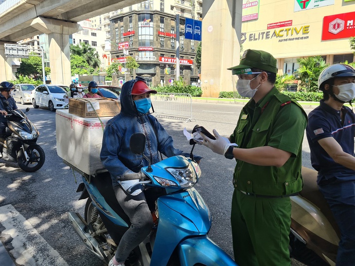 Hà Nội: Nam thanh niên dùng điếu cày đánh công an xã tại chốt kiểm soát dịch COVID-19 - Ảnh 1. Hà Nội: Nam thanh niên dùng điếu cày đánh công an xã tại chốt kiểm soát dịch COVID-19 - Ảnh 1.