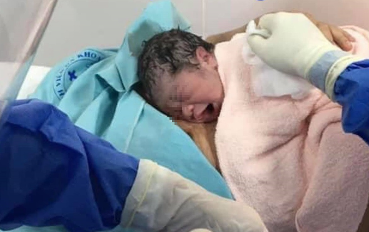 Bé trai chào đời từ người mẹ mắc COVID-19 giữa "tâm dịch" Đồng Nai - Ảnh 2. Bé trai chào đời từ người mẹ mắc COVID-19 giữa "tâm dịch" Đồng Nai - Ảnh 2.