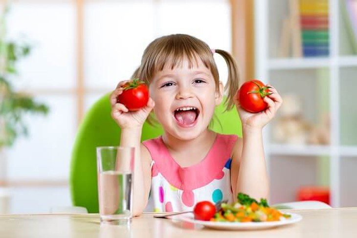 Giãn cách, trẻ vẫn phải ăn đủ bữa và đúng giờ - Ảnh 2.