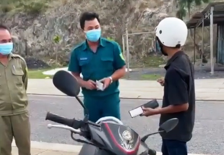 Phó chủ tịch phường vụ "bánh mì không phải lương thực" được cho thôi việc theo nguyện vọng - Ảnh 1.