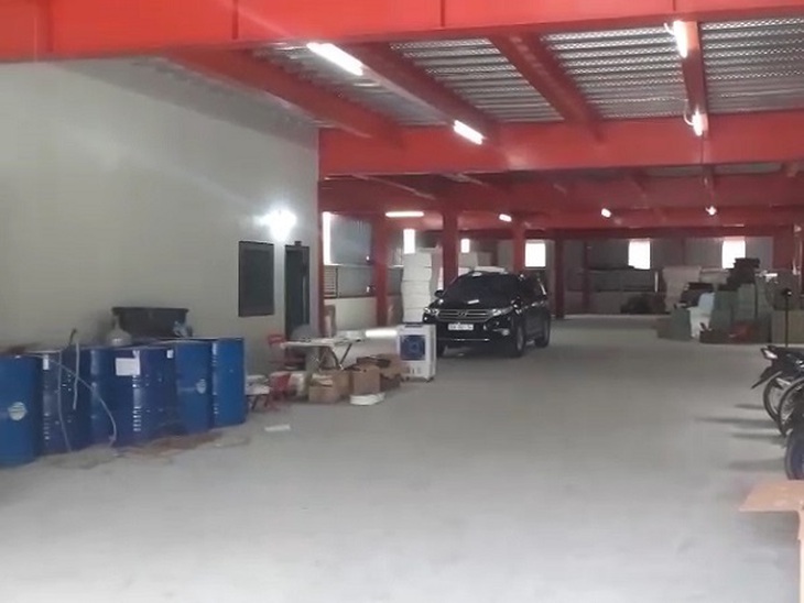 Nhà xưởng khá khang trang, rộng rãi nhưng bên trong vắng vẻ và yên tĩnh.
