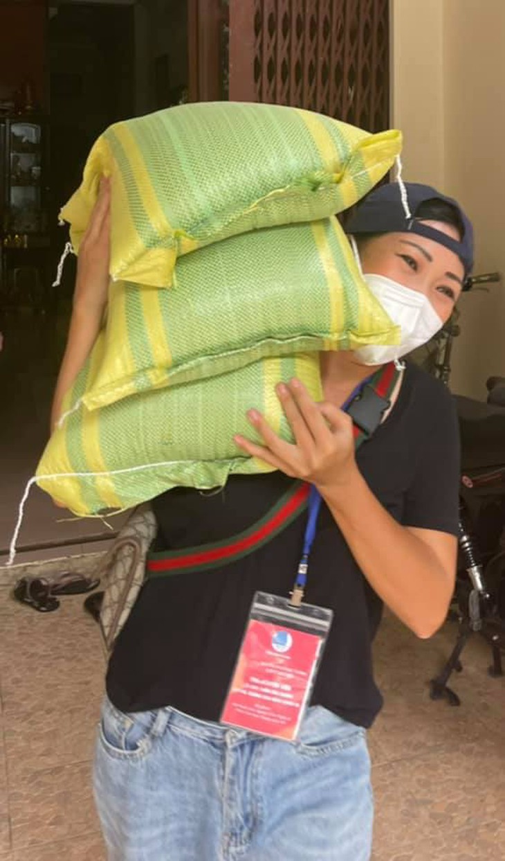 Ca sĩ Phương Thanh đi dép tổ ong, kể giấc mơ trên sân khấu mùa dịch - Ảnh 5. Ca sĩ Phương Thanh đi dép tổ ong, kể giấc mơ trên sân khấu mùa dịch - Ảnh 5.