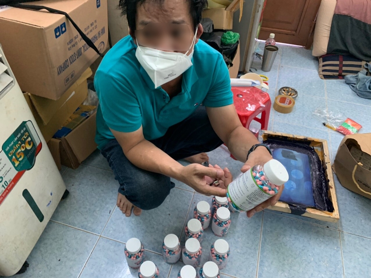 Công an phá án mùa COVID-19: thuốc giả và “vaccine dịch vụ” - Ảnh 4. Công an phá án mùa COVID-19: thuốc giả và “vaccine dịch vụ” - Ảnh 4.