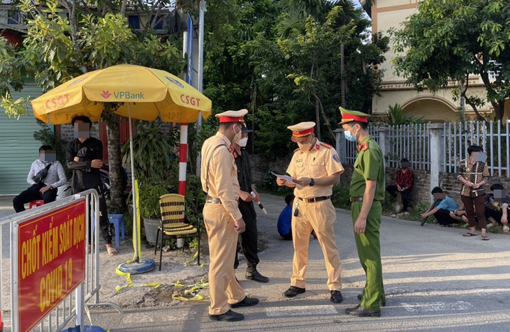 Hà Nội: Muôn kiểu trốn khai báo, trốn cách ly, vận chuyển người trái phép bị phát hiện - Ảnh 2. Hà Nội: Muôn kiểu trốn khai báo, trốn cách ly, vận chuyển người trái phép bị phát hiện - Ảnh 2.