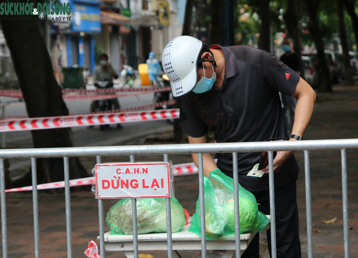 [Ảnh]: Tiếp tế lương thực vào phường Văn Miếu - Văn Chương ngày đầu cách ly y tế với 21.000 khẩu ở Hà Nội - Ảnh 5.