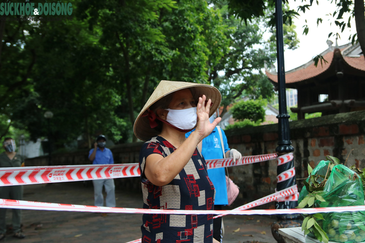 [Ảnh]: Tiếp tế lương thực vào phường Văn Miếu - Văn Chương ngày đầu cách ly y tế với 21.000 khẩu ở Hà Nội - Ảnh 11.
