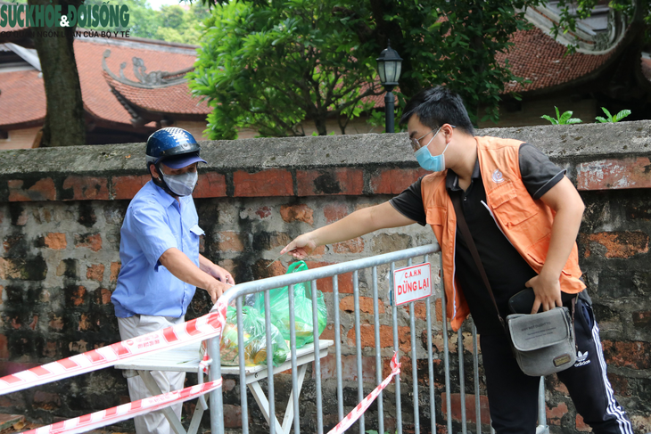 [Ảnh]: Tiếp tế lương thực vào phường Văn Miếu - Văn Chương ngày đầu cách ly y tế với 21.000 khẩu ở Hà Nội - Ảnh 12.