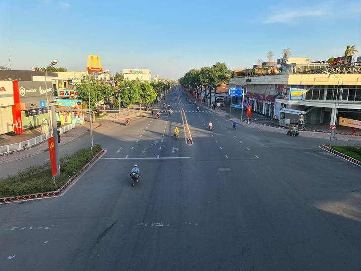 Thủ tướng: Lấy xã, phường là "pháo đài", người dân là "chiến sỹ" để đẩy lùi dịch COVID-19 tại TP. HCM và các tỉnh phía Nam - Ảnh 3. Thủ tướng: Lấy xã, phường là "pháo đài", người dân là "chiến sỹ" để đẩy lùi dịch COVID-19 tại TP. HCM và các tỉnh phía Nam - Ảnh 3.