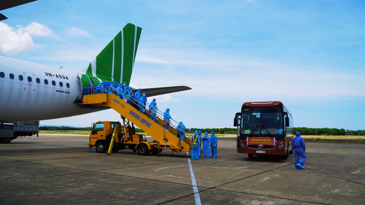 Gần 400 thai phụ, trẻ nhỏ từ vùng dịch về Quảng Bình an toàn trên chuyến bay nghĩa tình - Ảnh 2. Gần 400 thai phụ, trẻ nhỏ từ vùng dịch về Quảng Bình an toàn trên chuyến bay nghĩa tình - Ảnh 2.
