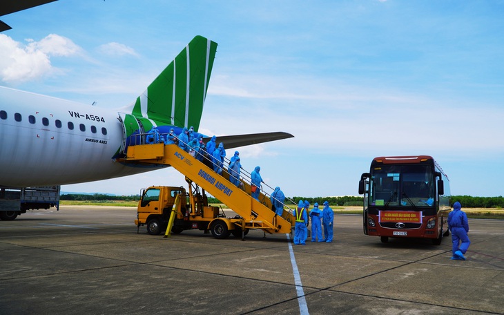 Gần 400 thai phụ, trẻ nhỏ từ vùng dịch về Quảng Bình an toàn trên chuyến bay nghĩa tình