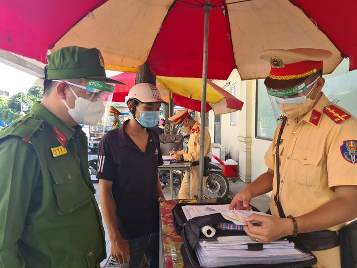 Hà Nội: Bị dừng xe kiểm tra, nam thanh niên đâm trọng thương cán bộ công an tại chốt kiểm soát COVID-19  - Ảnh 1.
