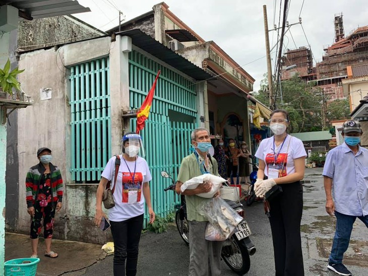 Ca sĩ Phương Thanh đi dép tổ ong, kể giấc mơ trên sân khấu mùa dịch - Ảnh 7. Ca sĩ Phương Thanh đi dép tổ ong, kể giấc mơ trên sân khấu mùa dịch - Ảnh 7.