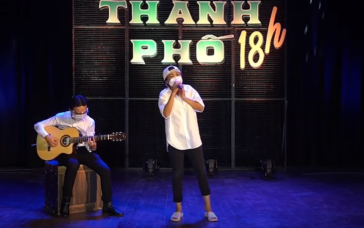 Ca sĩ Phương Thanh đi dép tổ ong, kể giấc mơ trên sân khấu mùa dịch