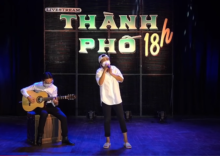 Ca sĩ Phương Thanh đi dép tổ ong, kể giấc mơ trên sân khấu mùa dịch - Ảnh 2. Ca sĩ Phương Thanh đi dép tổ ong, kể giấc mơ trên sân khấu mùa dịch - Ảnh 2.