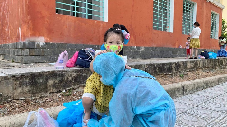 Gần 400 thai phụ, trẻ nhỏ từ vùng dịch về Quảng Bình an toàn trên chuyến bay nghĩa tình - Ảnh 5. Gần 400 thai phụ, trẻ nhỏ từ vùng dịch về Quảng Bình an toàn trên chuyến bay nghĩa tình - Ảnh 5.