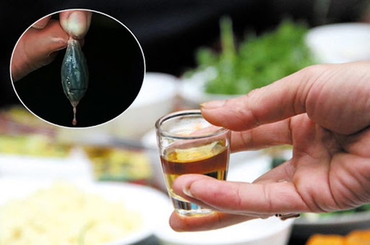 Nuốt mật cá chữa bệnh, nguy hại khôn lường - Ảnh 1.