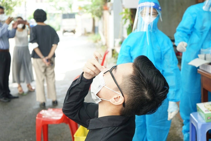 Thứ trưởng Nguyễn Trường Sơn hướng dẫn người dân tự làm xét nghiệm COVID-19 - Ảnh 4.