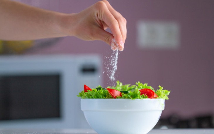 Muốn tránh nguy cơ tăng huyết áp, cần từ bỏ ngay 3 thói quen ăn uống có hại này