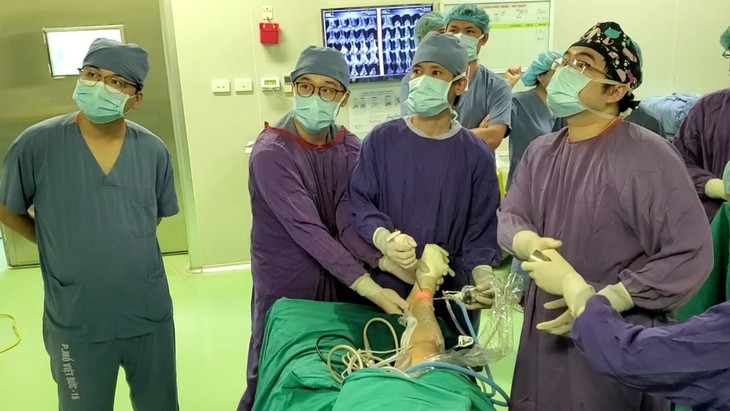 Lần đầu tại Việt Nam: Chỉ 30 phút đã phẫu thuật nội soi ghép sụn khớp nhân tạo thành công - Ảnh 1. Lần đầu tại Việt Nam: Chỉ 30 phút đã phẫu thuật nội soi ghép sụn khớp nhân tạo thành công - Ảnh 1.