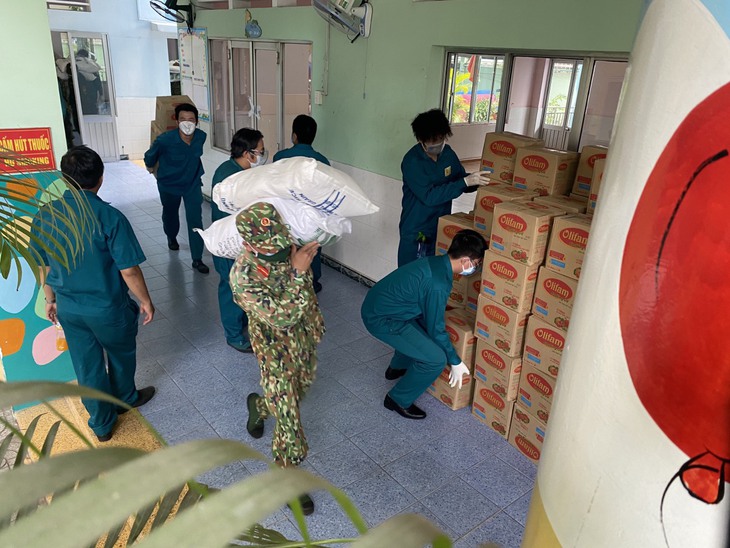 Ấm lòng và vững tin nơi tâm dịch, ai khó khăn hãy bấm máy và gọi - Ảnh 4. Ấm lòng và vững tin nơi tâm dịch, ai khó khăn hãy bấm máy và gọi - Ảnh 4.
