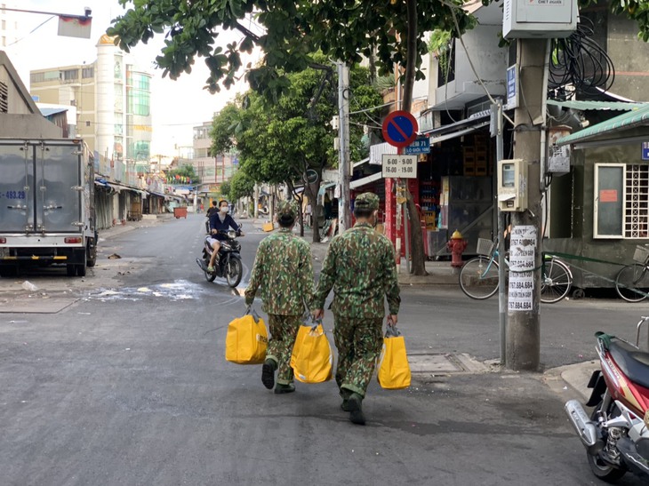 Ấm lòng và vững tin nơi tâm dịch, ai khó khăn hãy bấm máy và gọi - Ảnh 5. Ấm lòng và vững tin nơi tâm dịch, ai khó khăn hãy bấm máy và gọi - Ảnh 5.