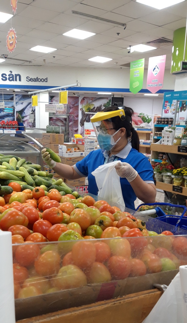 Ấm lòng và vững tin nơi tâm dịch, ai khó khăn hãy bấm máy và gọi - Ảnh 3. Ấm lòng và vững tin nơi tâm dịch, ai khó khăn hãy bấm máy và gọi - Ảnh 3.