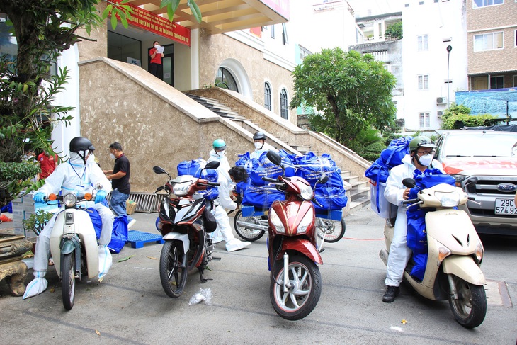Ấm lòng và vững tin nơi tâm dịch, ai khó khăn hãy bấm máy và gọi - Ảnh 9. Ấm lòng và vững tin nơi tâm dịch, ai khó khăn hãy bấm máy và gọi - Ảnh 9.